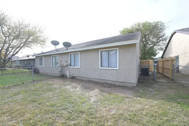 $1,295 | 916 Crockett Street, Unit A, Lockhart, TX 78644