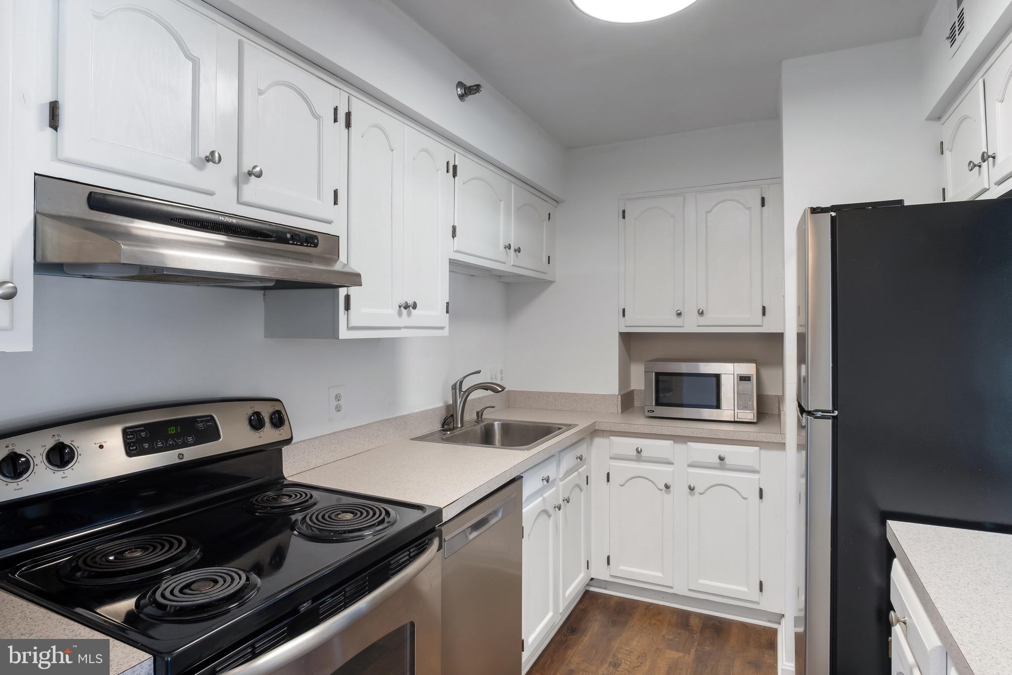 1301 North Courthouse Road, Unit 1401 Arlington, VA 22201 - Photo 15 of 34 a kitchen with cabinets and appliances