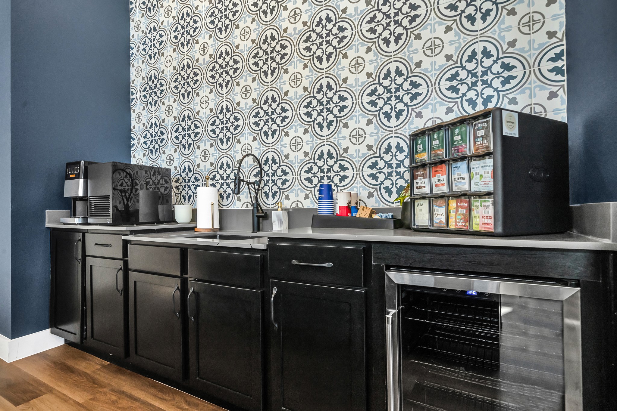 38634 Spur 149 Road, Unit 33B Magnolia, TX 77354 - Photo 40 of 48 a kitchen with a sink and cabinets