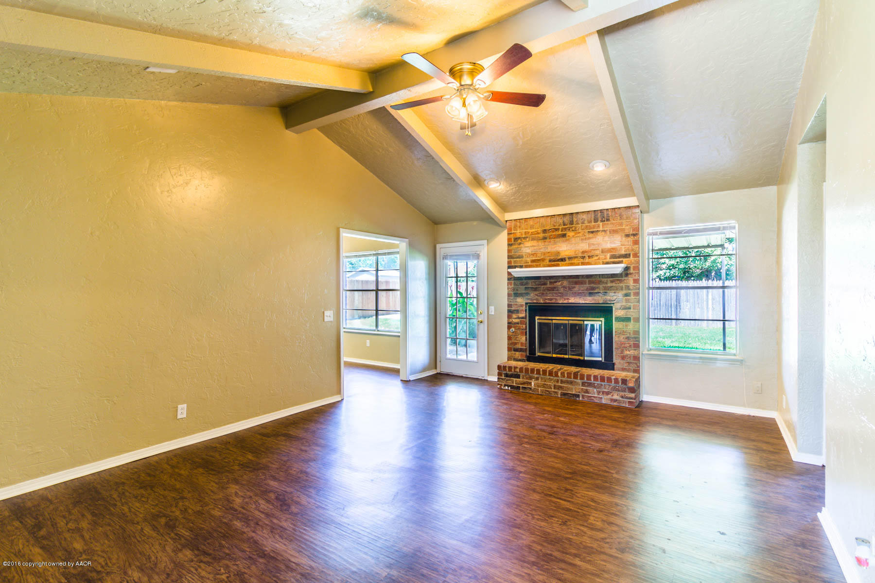 5328 Wheeler Lane Amarillo, TX 79110 - Photo 4 of 13 Living Room