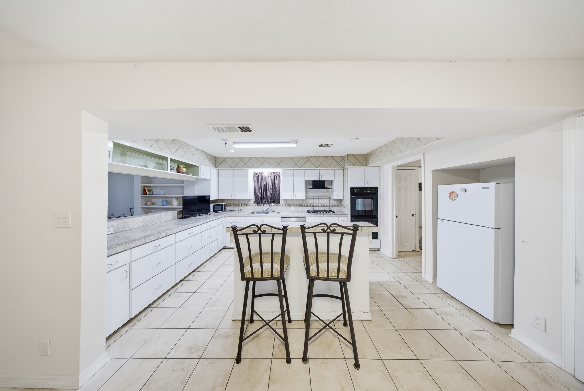 1725 Strawn Road Houston, TX 77039 - Photo 23 of 44 A casual dining area completes this generously sized kitchen and creates an easy gathering spot.