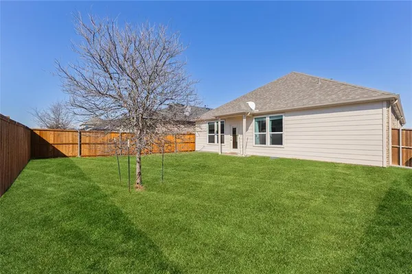 a view of a house with a backyard
