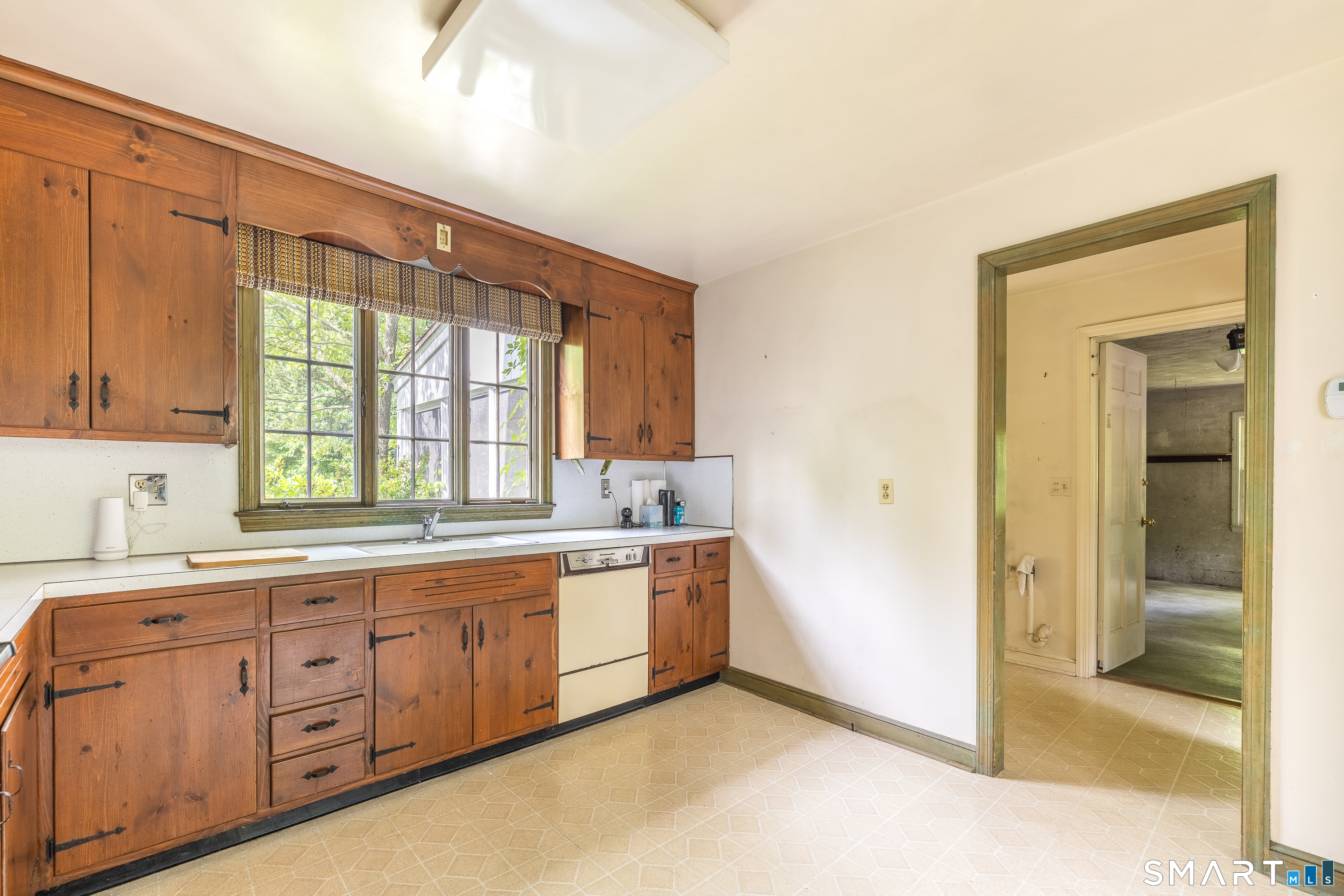 65 Manor Hill Road Stratford, CT 06614 - Photo 8 of 36