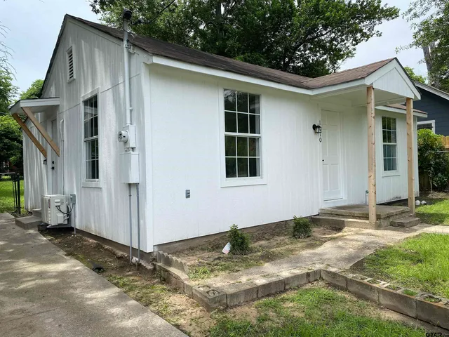 a view of a house with backyard