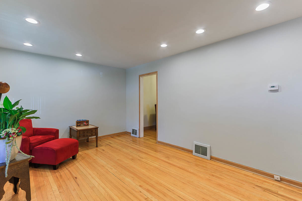 2544 East 91st Street Chicago, IL 60617 - Photo 7 of 37 a room with a bed and a potted plant