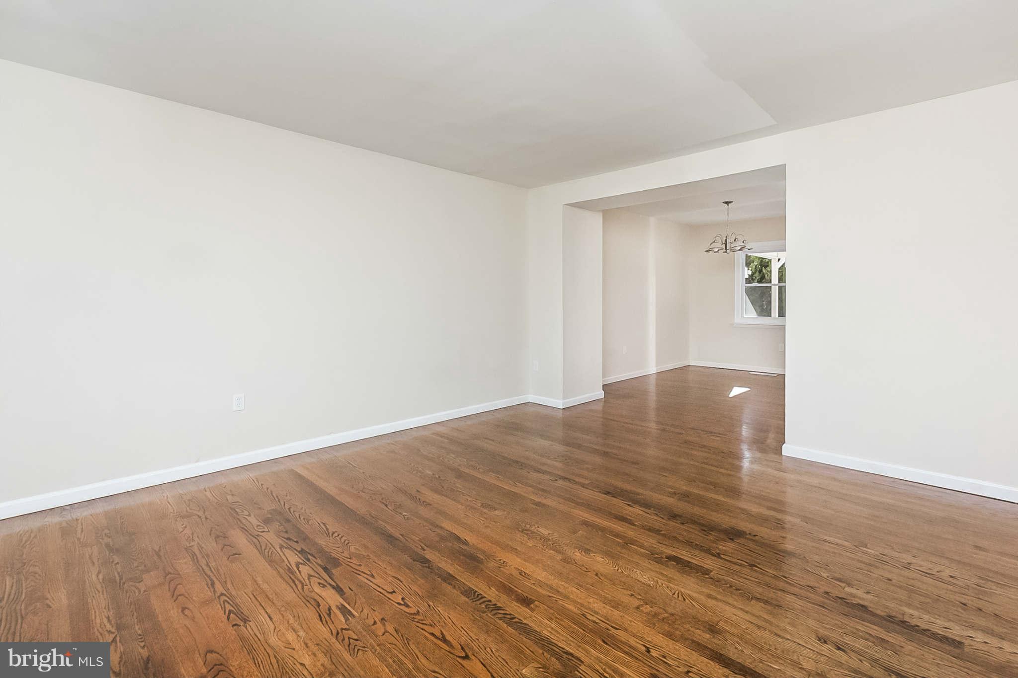 740 Mansfield Road Baltimore, MD 21221 - Photo 5 of 28 Living Room