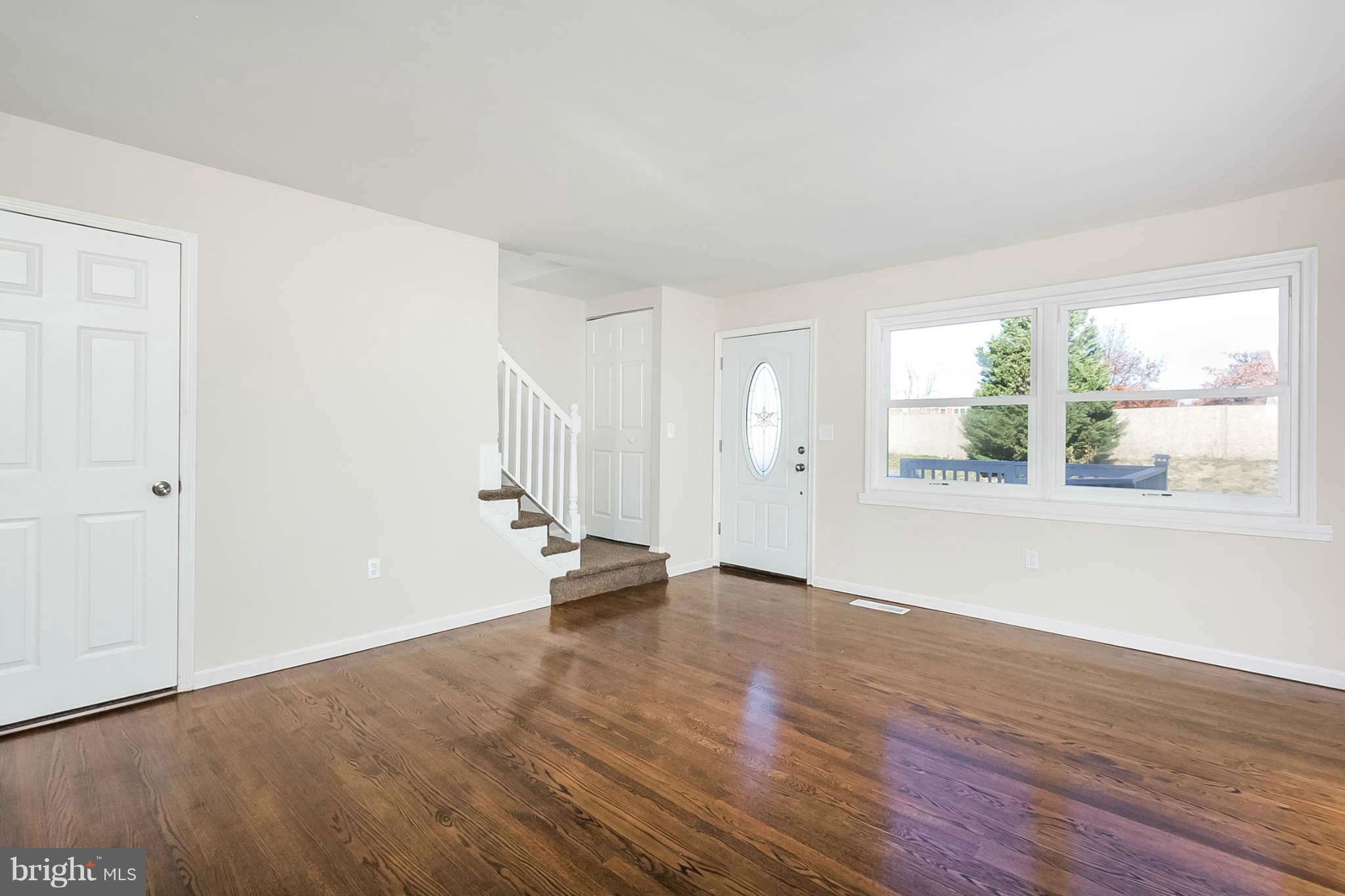740 Mansfield Road Baltimore, MD 21221 - Photo 6 of 28 Living Room