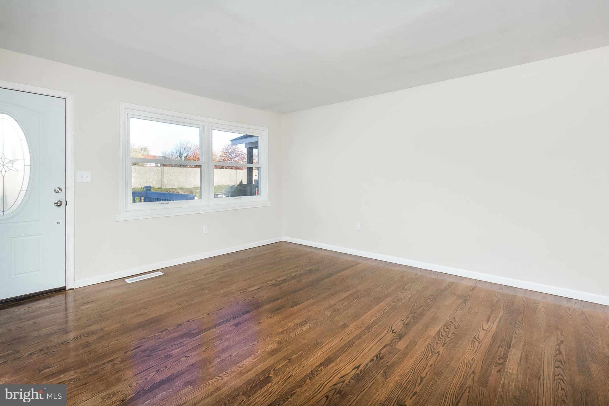 740 Mansfield Road Baltimore, MD 21221 - Photo 7 of 28 Living Room