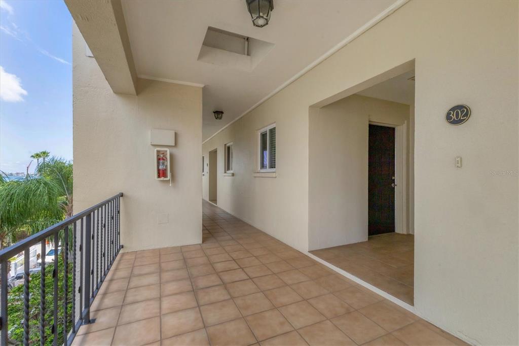 301 South Gulfstream Avenue, Unit 302 Sarasota, FL 34236 - Photo 4 of 25 a view of an entryway