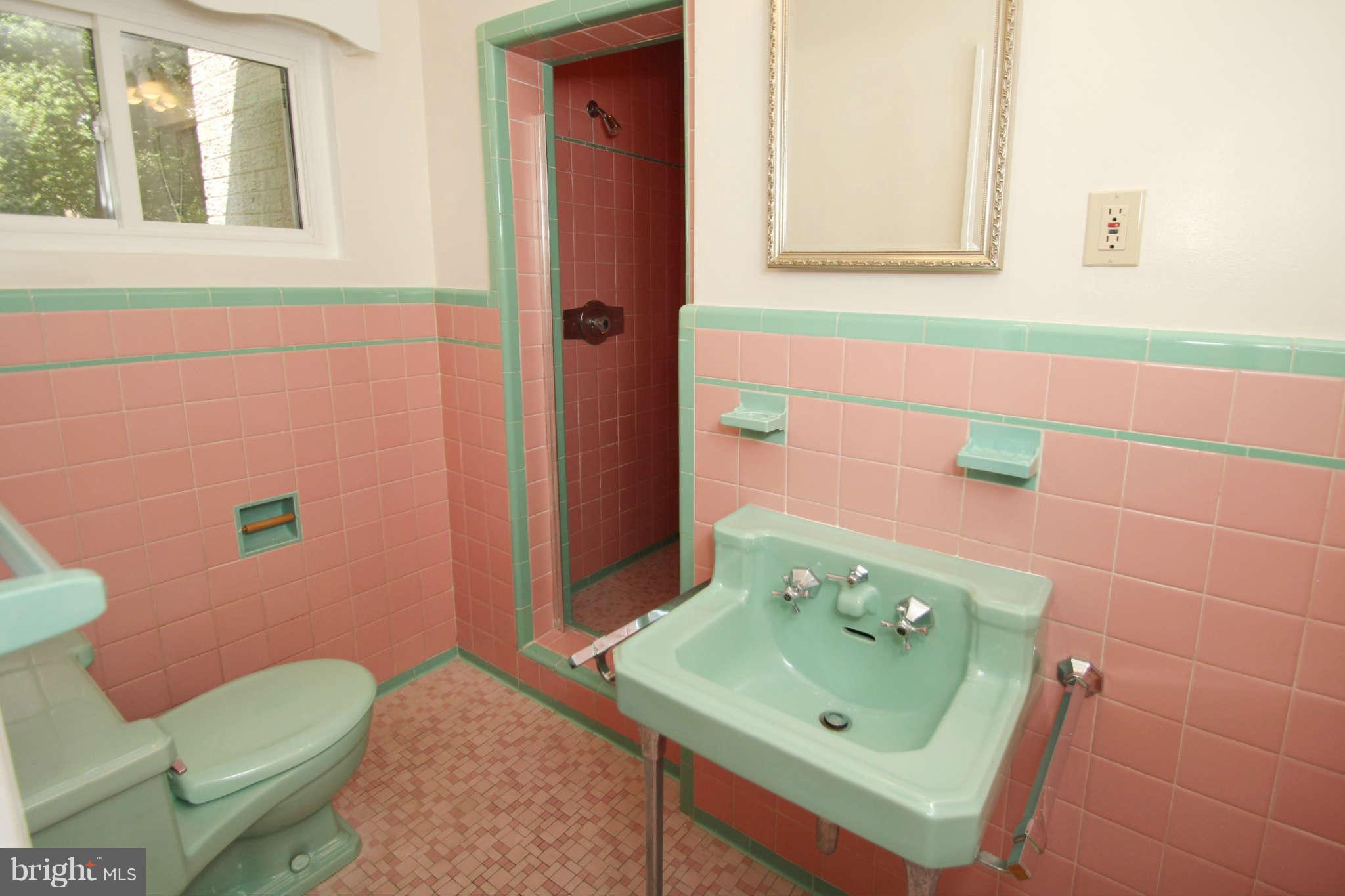 1309 Pinecrest Court Silver Spring, MD 20910 - Photo 19 of 27 Bath