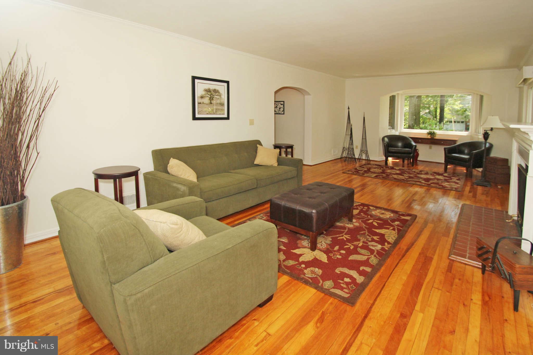 1309 Pinecrest Court Silver Spring, MD 20910 - Photo 4 of 27 Living Room