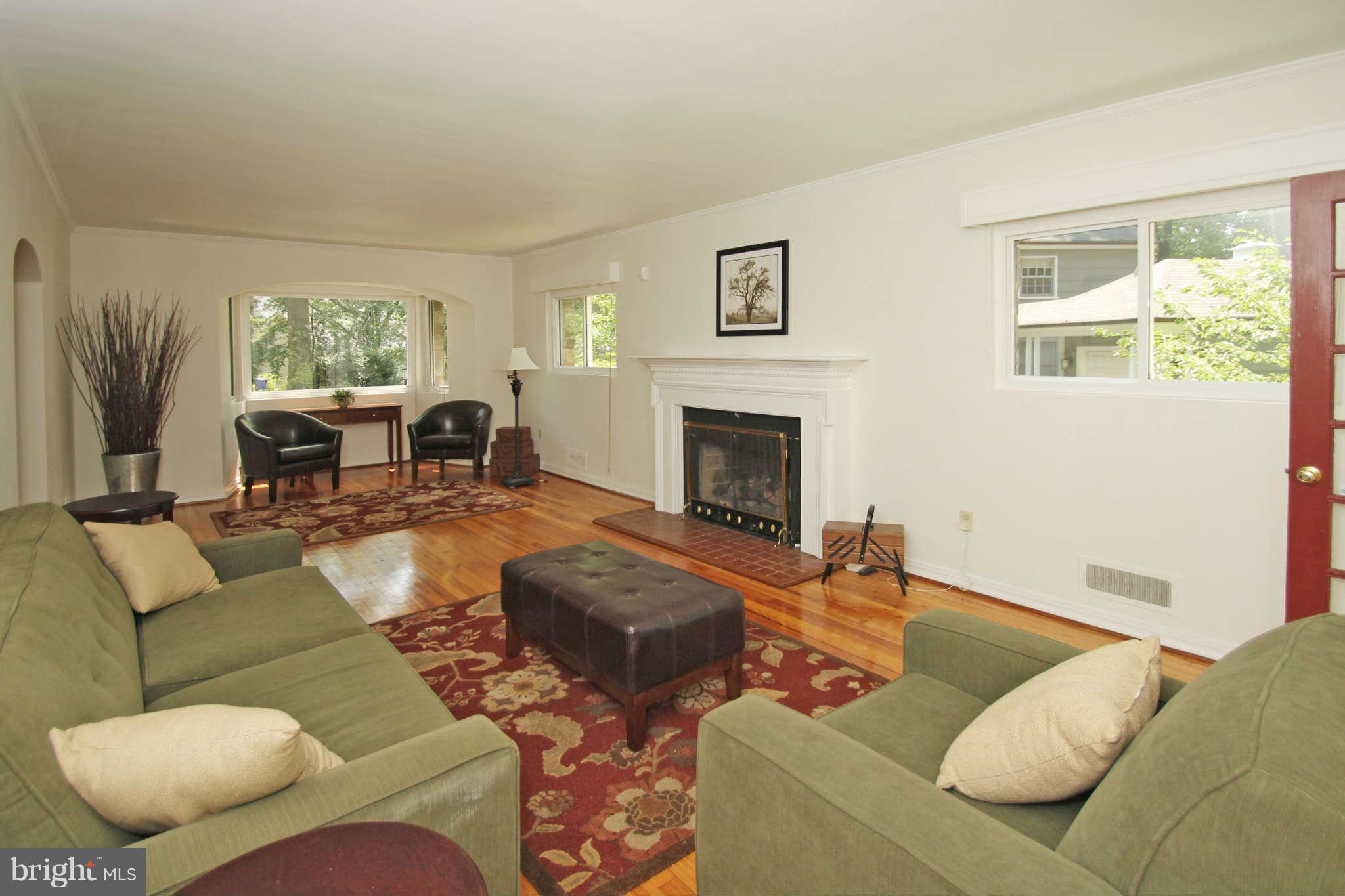 1309 Pinecrest Court Silver Spring, MD 20910 - Photo 5 of 27 Living Room