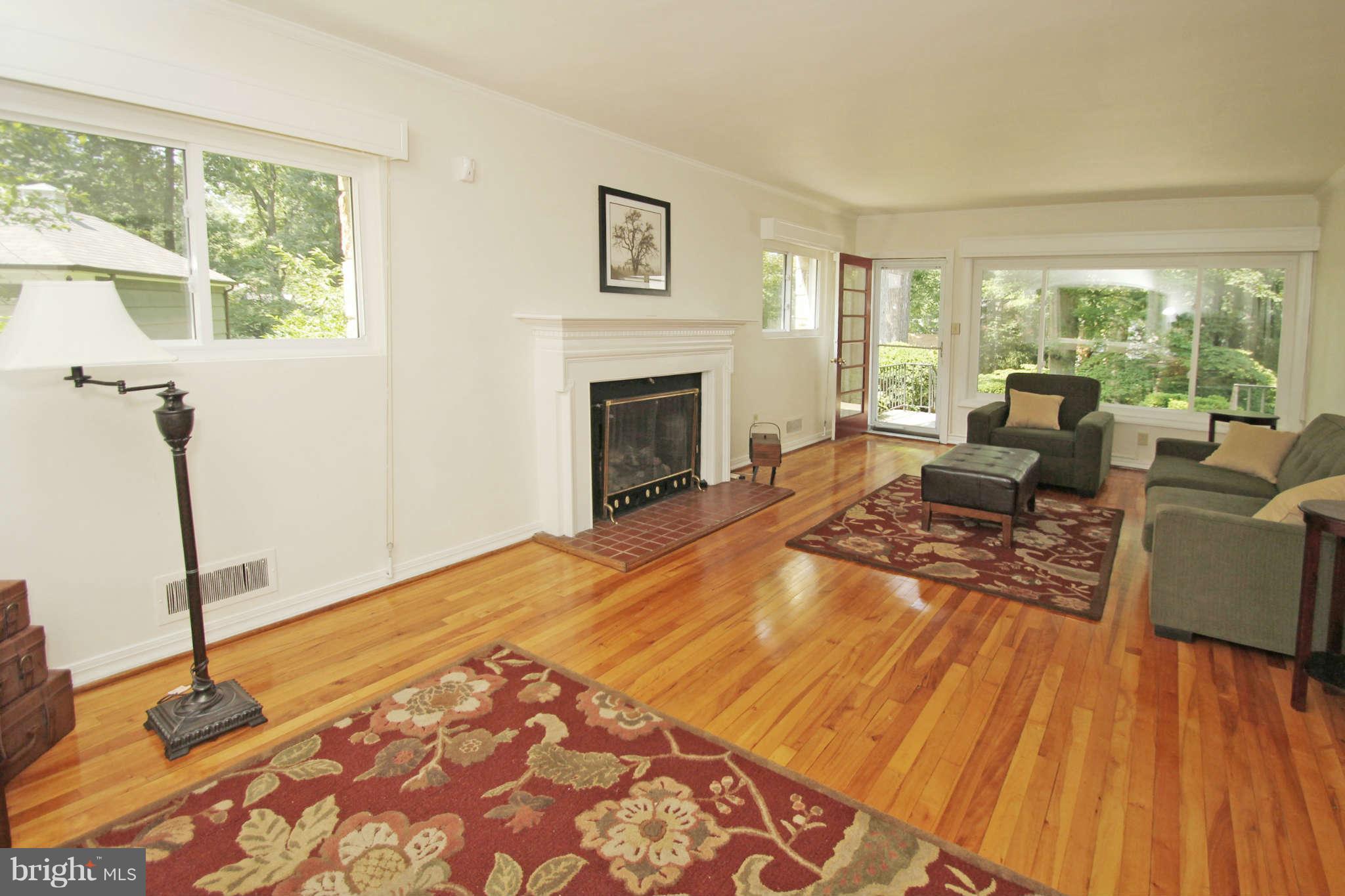 1309 Pinecrest Court Silver Spring, MD 20910 - Photo 6 of 27 Living Room