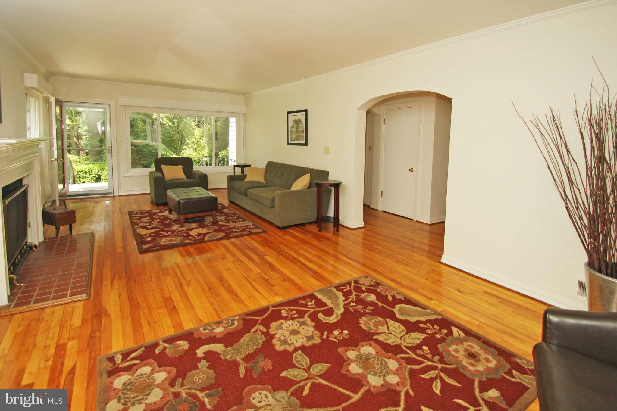 1309 Pinecrest Court Silver Spring, MD 20910 - Photo 7 of 27 Living Room