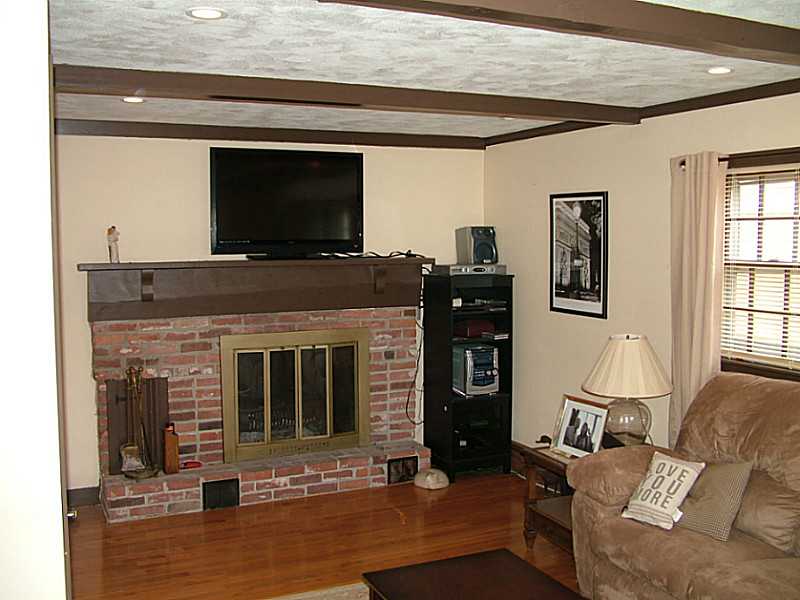89 Kiwanee Road Warwick, RI 02888 - Photo 5 of 25 Living Room.