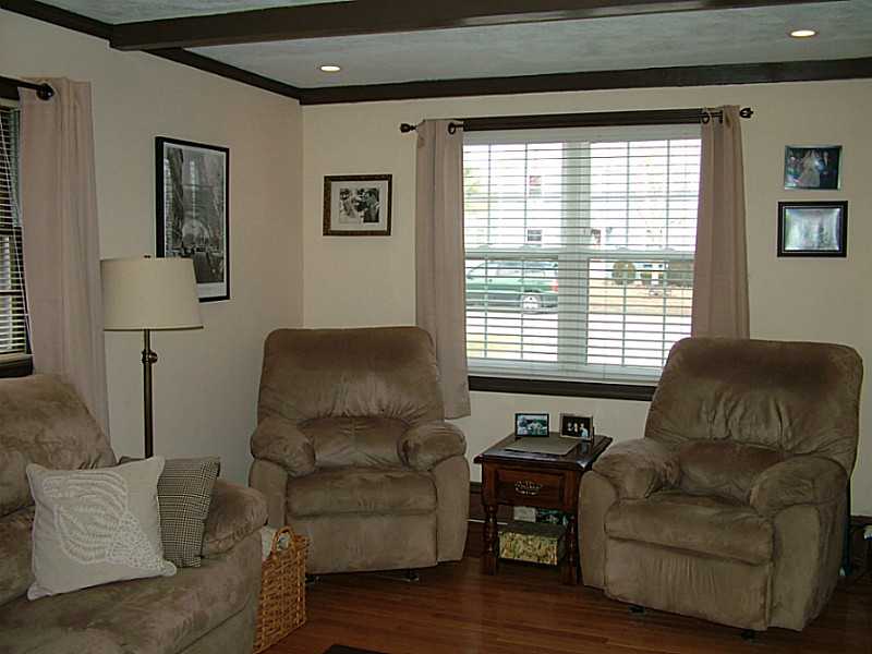 89 Kiwanee Road Warwick, RI 02888 - Photo 6 of 25 Living Room.