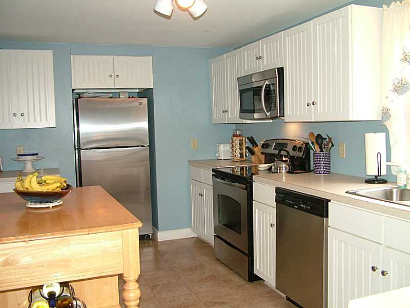 89 Kiwanee Road Warwick, RI 02888 - Photo 10 of 25 Kitchen.
