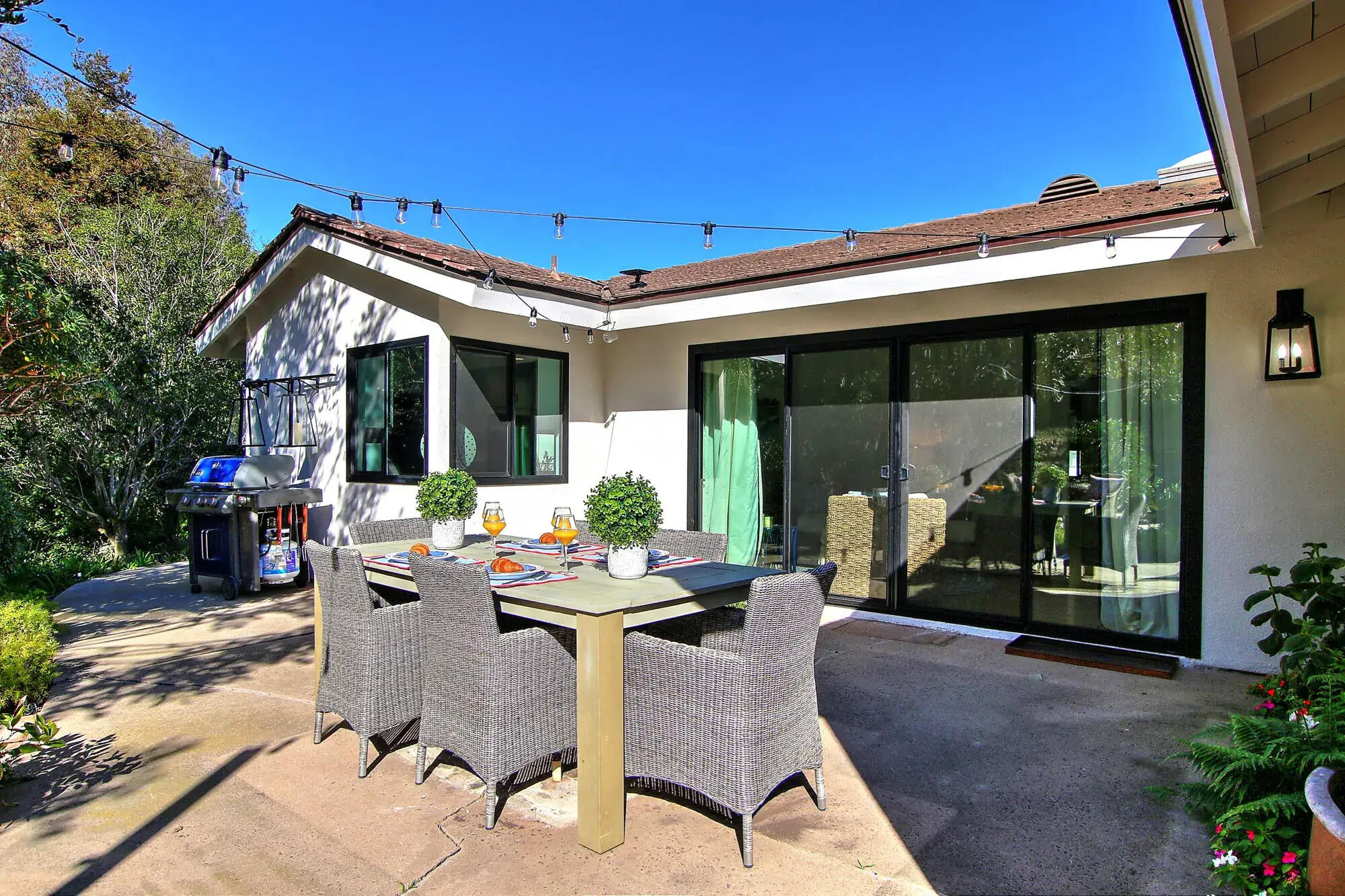 1102 Plaza Del Monte Santa Barbara, CA 93101 - Photo 22 of 53 Patio Dining Easy to Serve from Kitchen