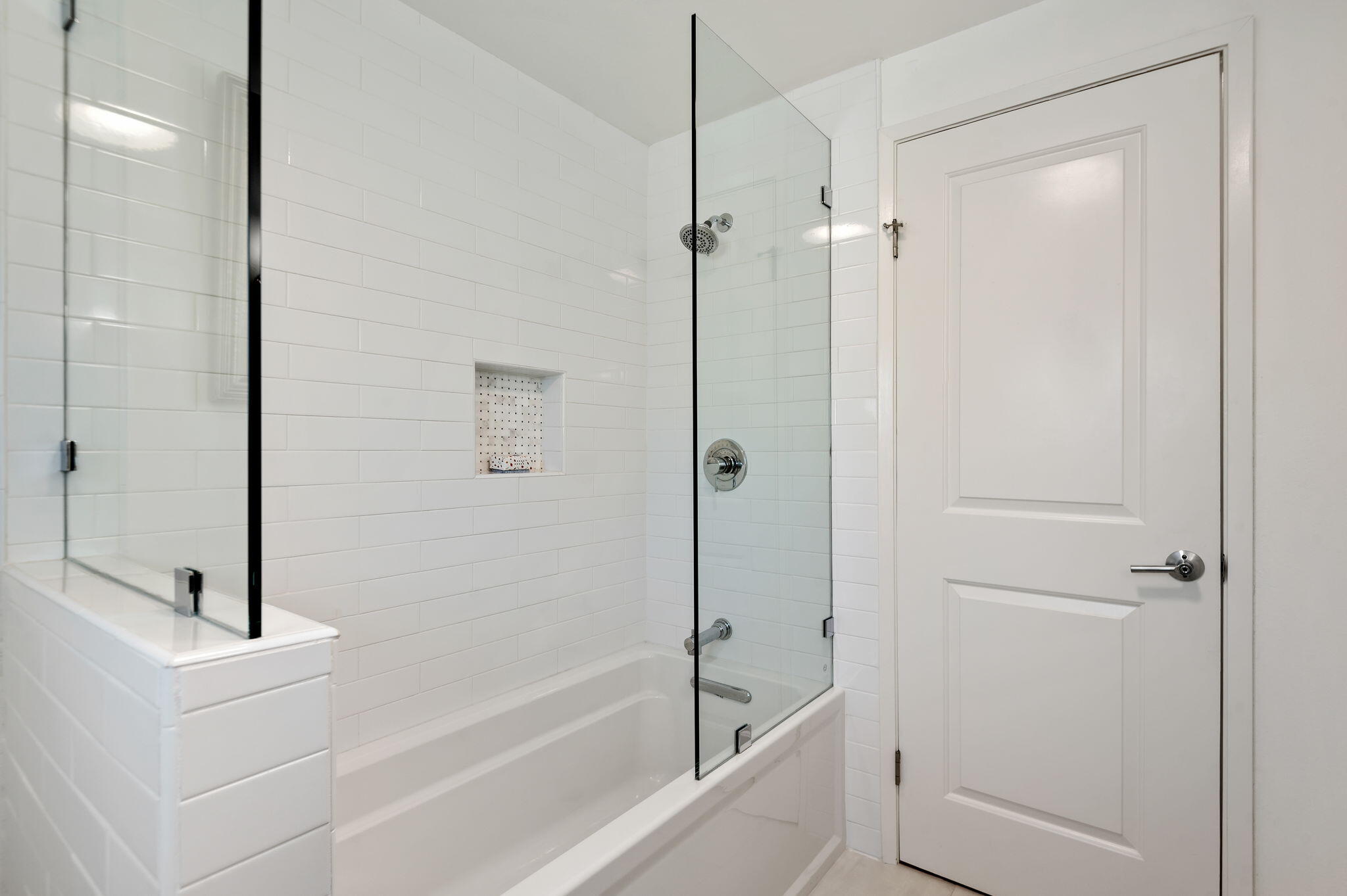 1102 Plaza Del Monte Santa Barbara, CA 93101 - Photo 27 of 53 Tub & Shower