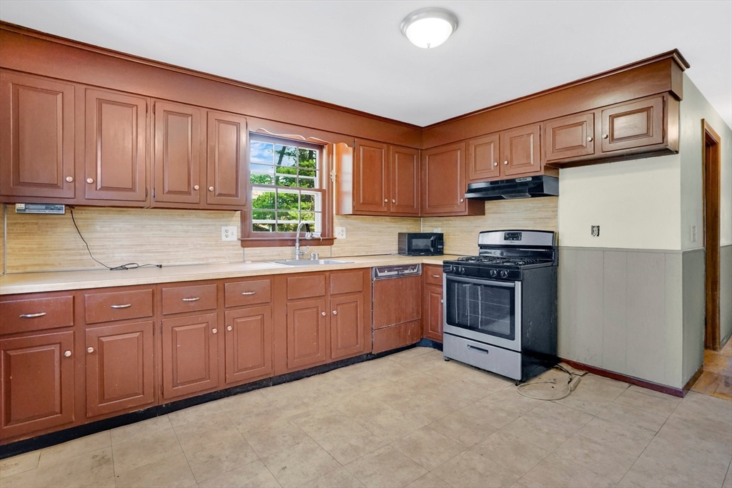 36 County Road Holyoke, MA 01040 - Photo 12 of 35