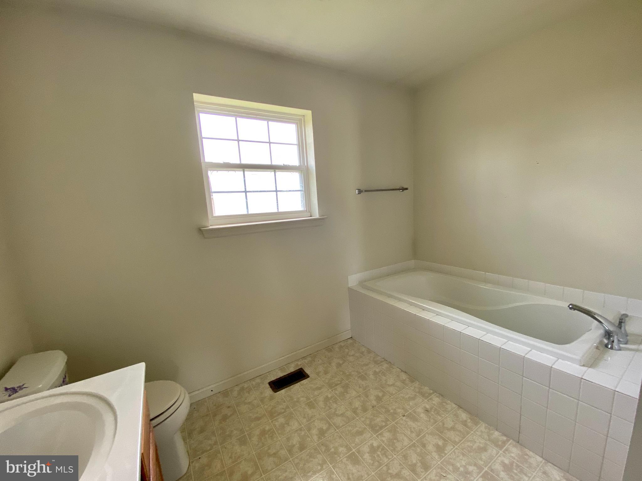 113 Harmony Cir Road Sicklerville, NJ 08081 - Photo 8 of 12 Gallery Image 8