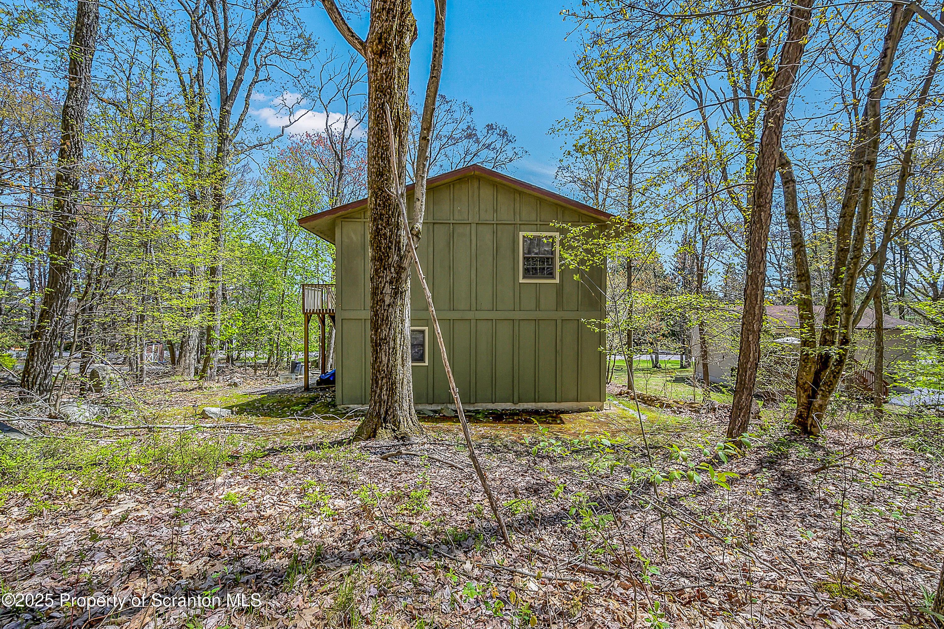 106 Lookout Drive Hawley, PA 18428 - Photo 5 of 43 a backyard of a house