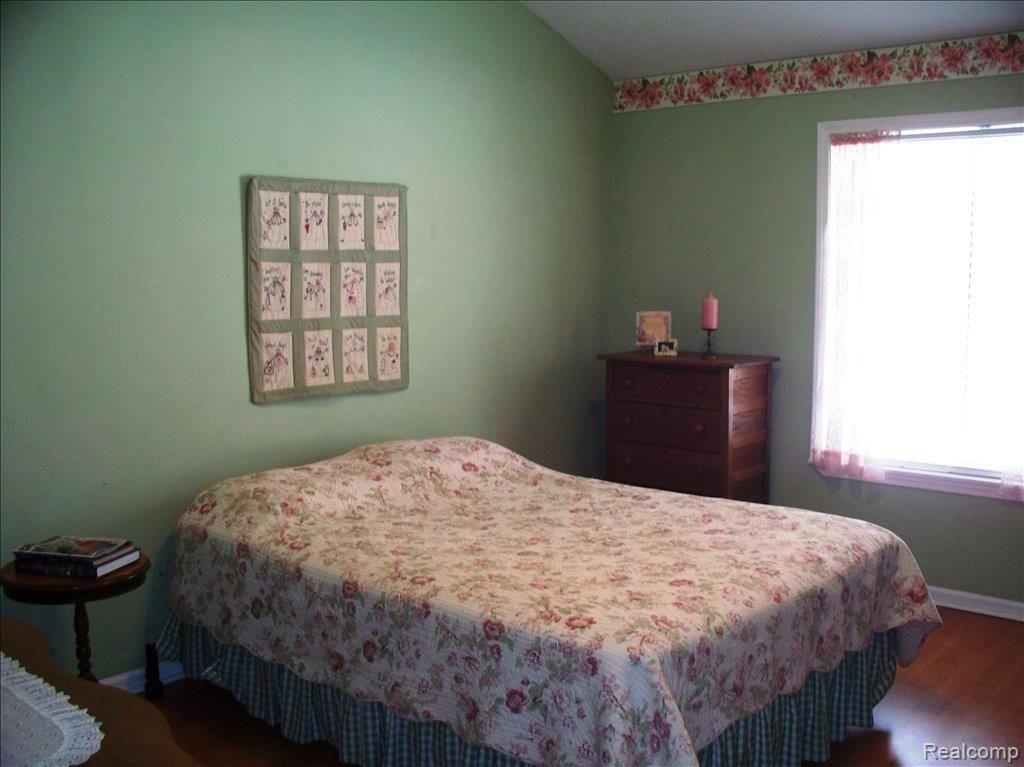 1054 West Livingston Road Highland, MI 48357 - Photo 13 of 25 Master bedroom