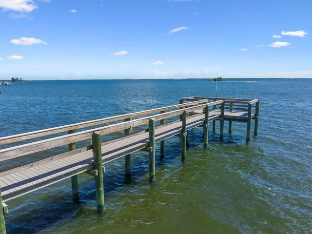 a view of sitting area with furniture