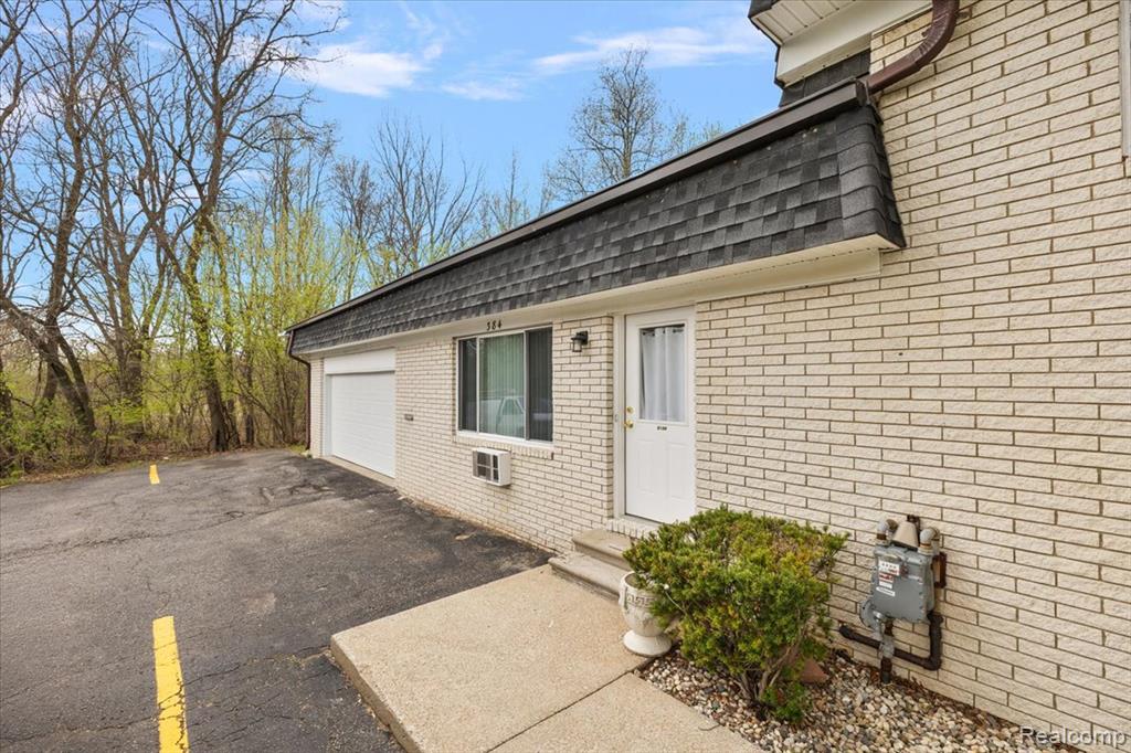 384 West Drahner Road, Unit C13 Oxford, MI 48371 - Photo 4 of 38