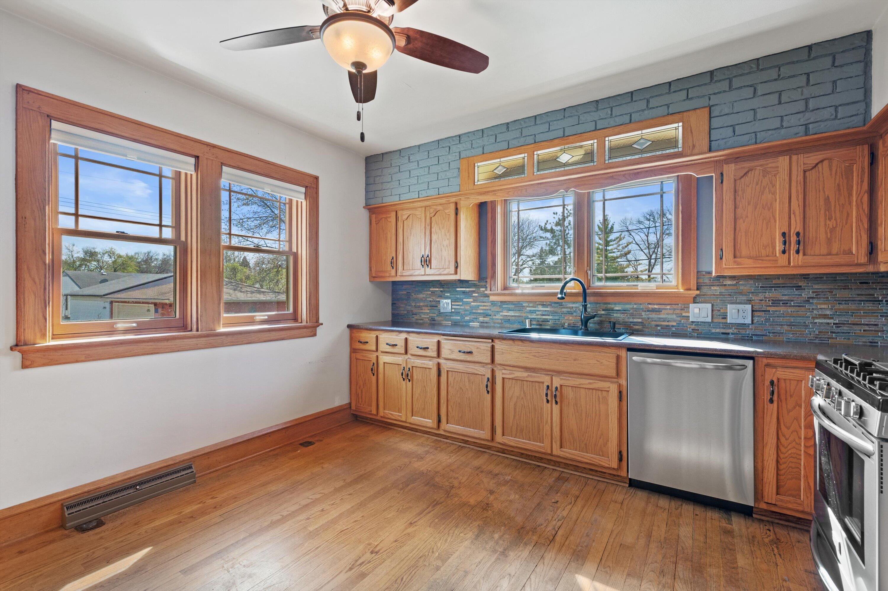 3455 South 96th Street Milwaukee, WI 53227 - Photo 17 of 34 Kitchen