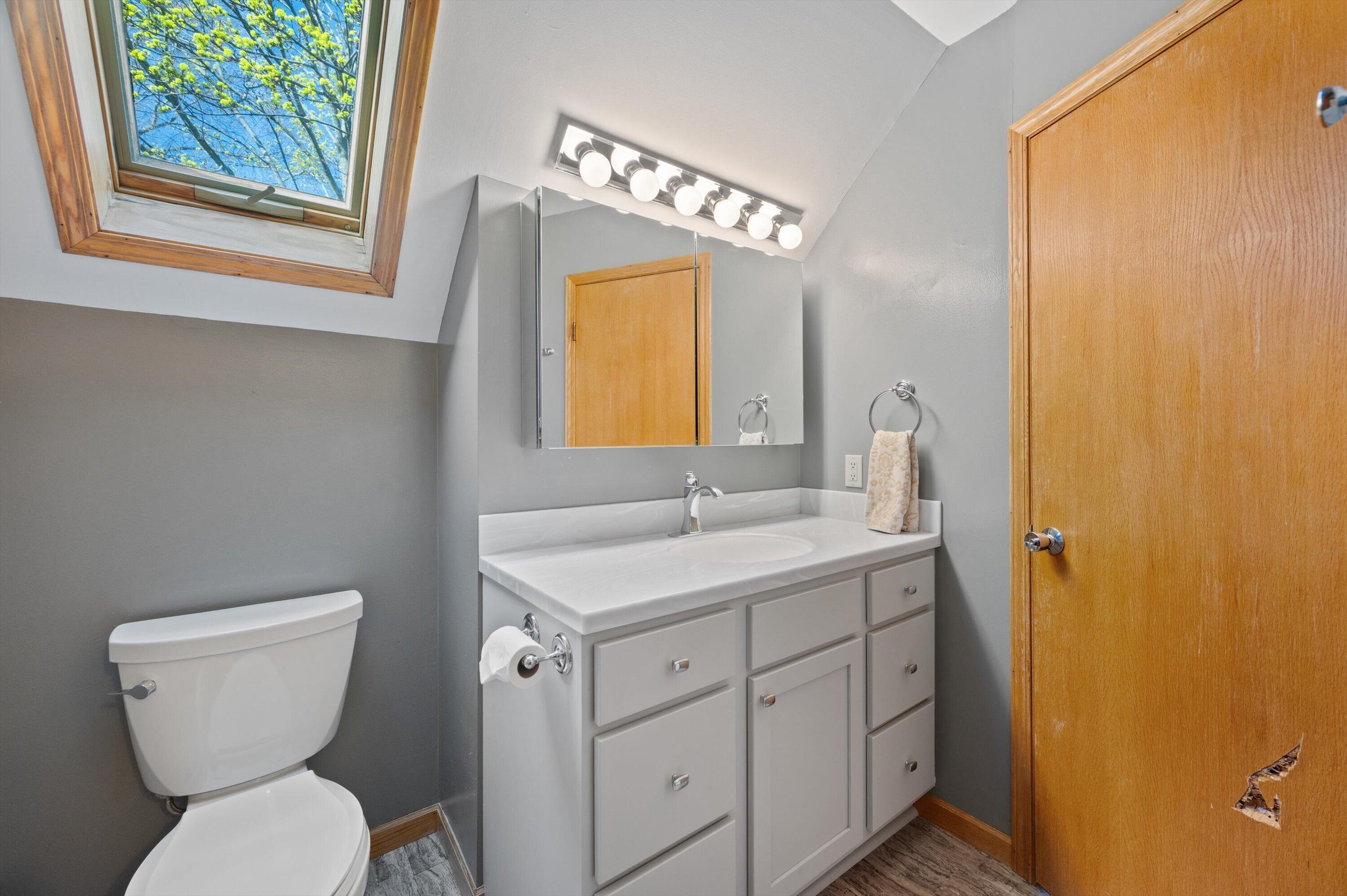 3455 South 96th Street Milwaukee, WI 53227 - Photo 30 of 34 Upper Bath