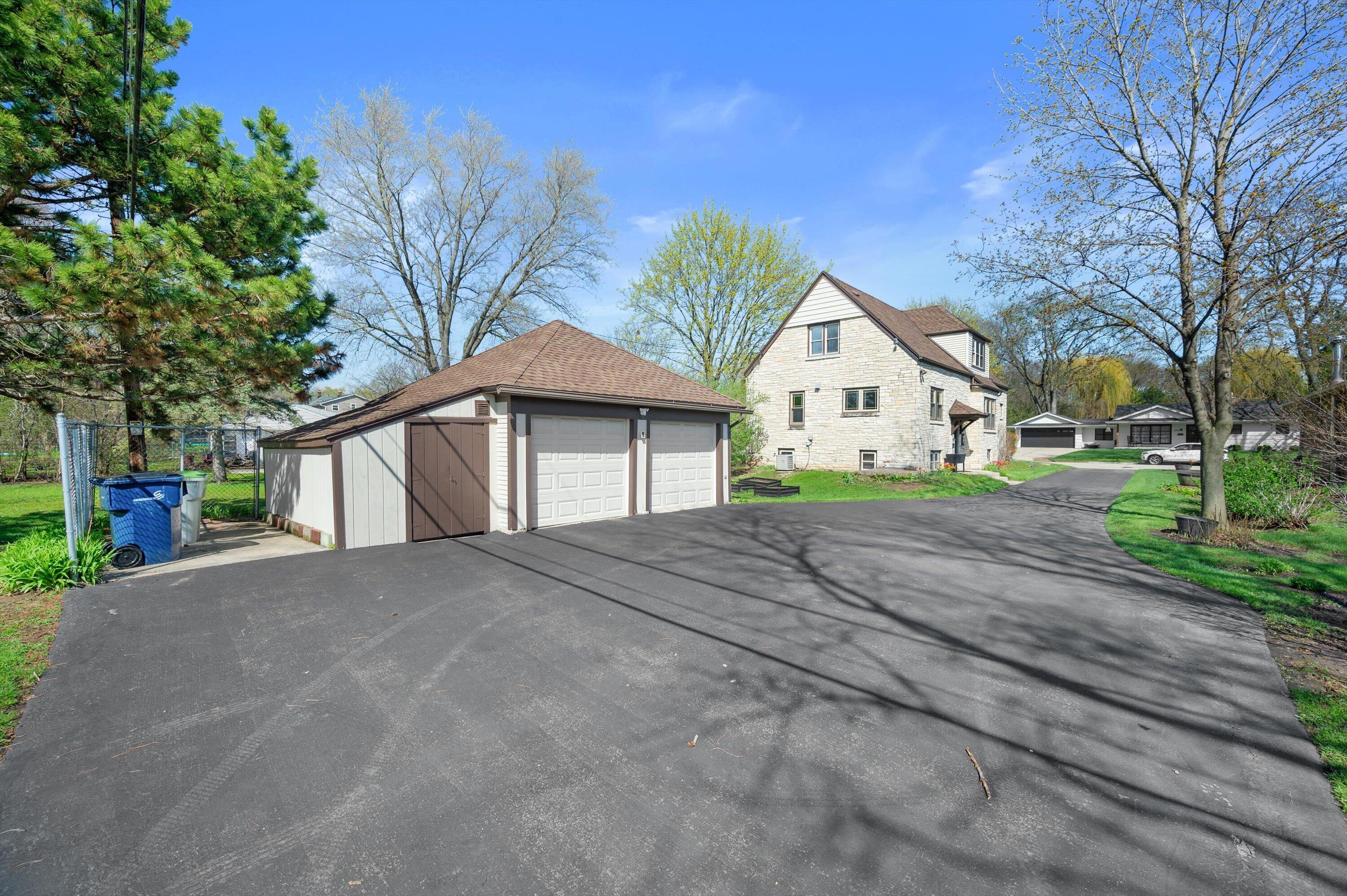 3455 South 96th Street Milwaukee, WI 53227 - Photo 4 of 34 Garage