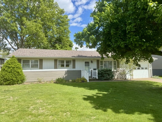 2613 North 11th Street Clinton, IA 52732 - Photo 1 of 32