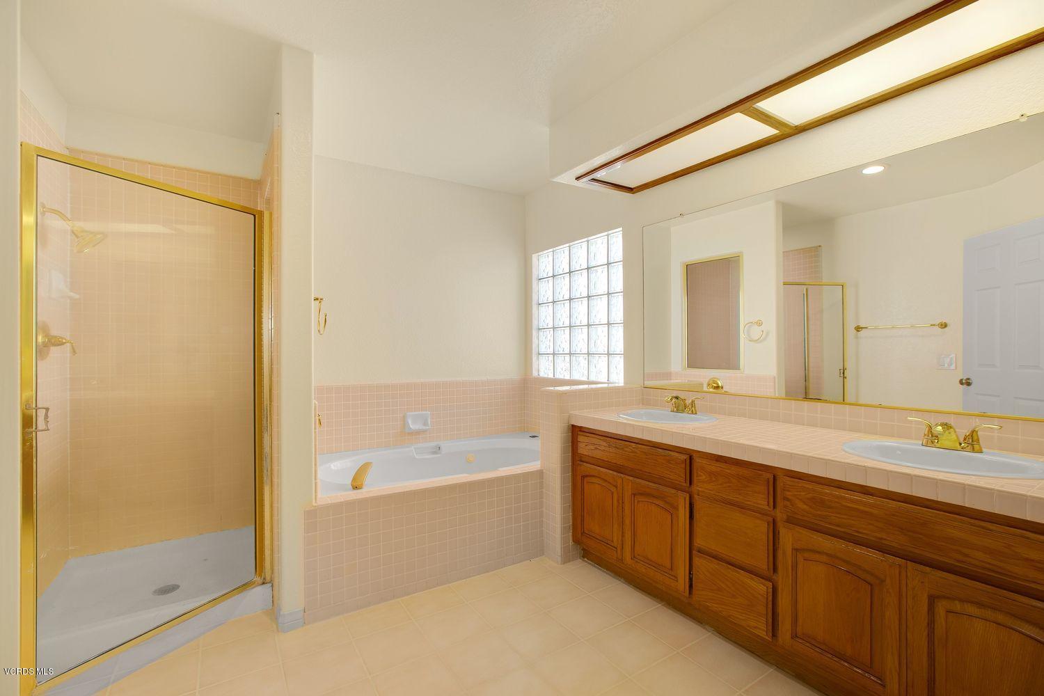2188 Eastridge Loop Oxnard, CA 93036 - Photo 21 of 27 a spacious bathroom with a tub sink shower and mirror