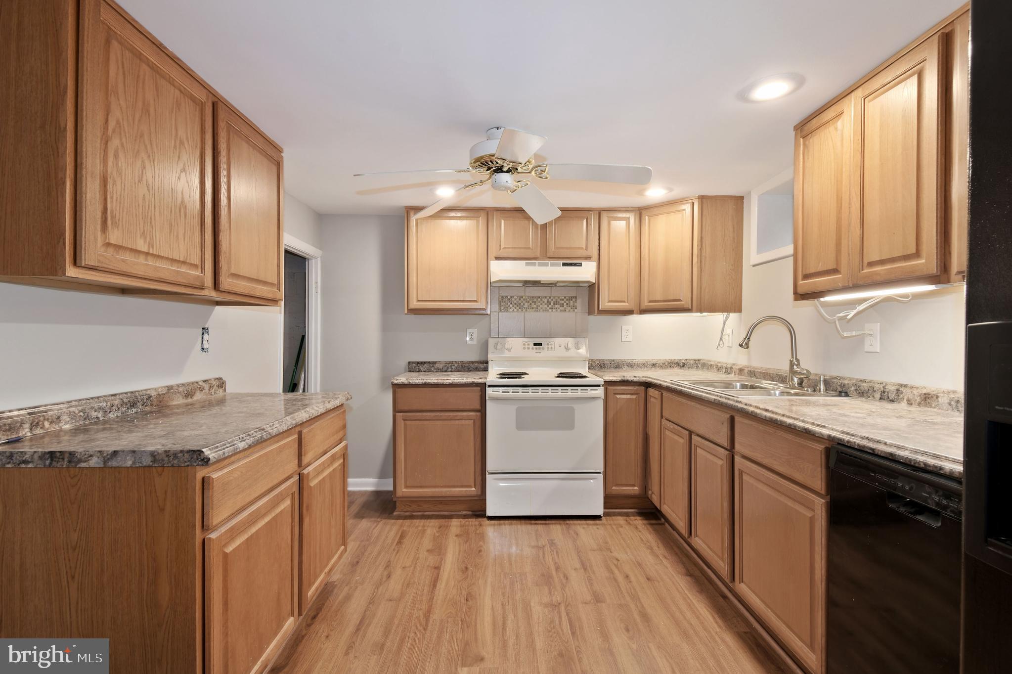 1338 Denbright Road Baltimore, MD 21228 - Photo 22 of 40 Lower Level Kitchen