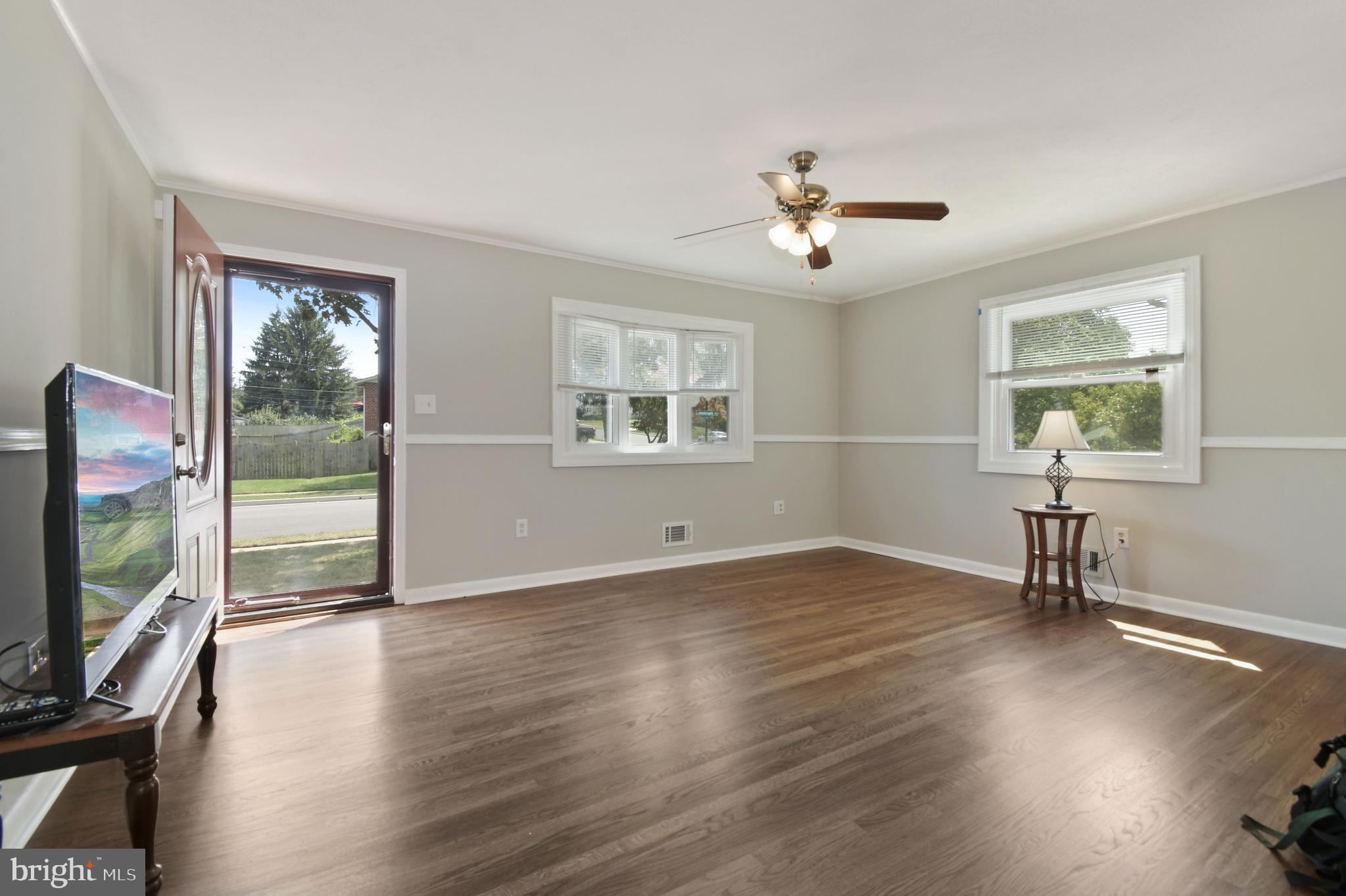 1338 Denbright Road Baltimore, MD 21228 - Photo 4 of 40 Living Room