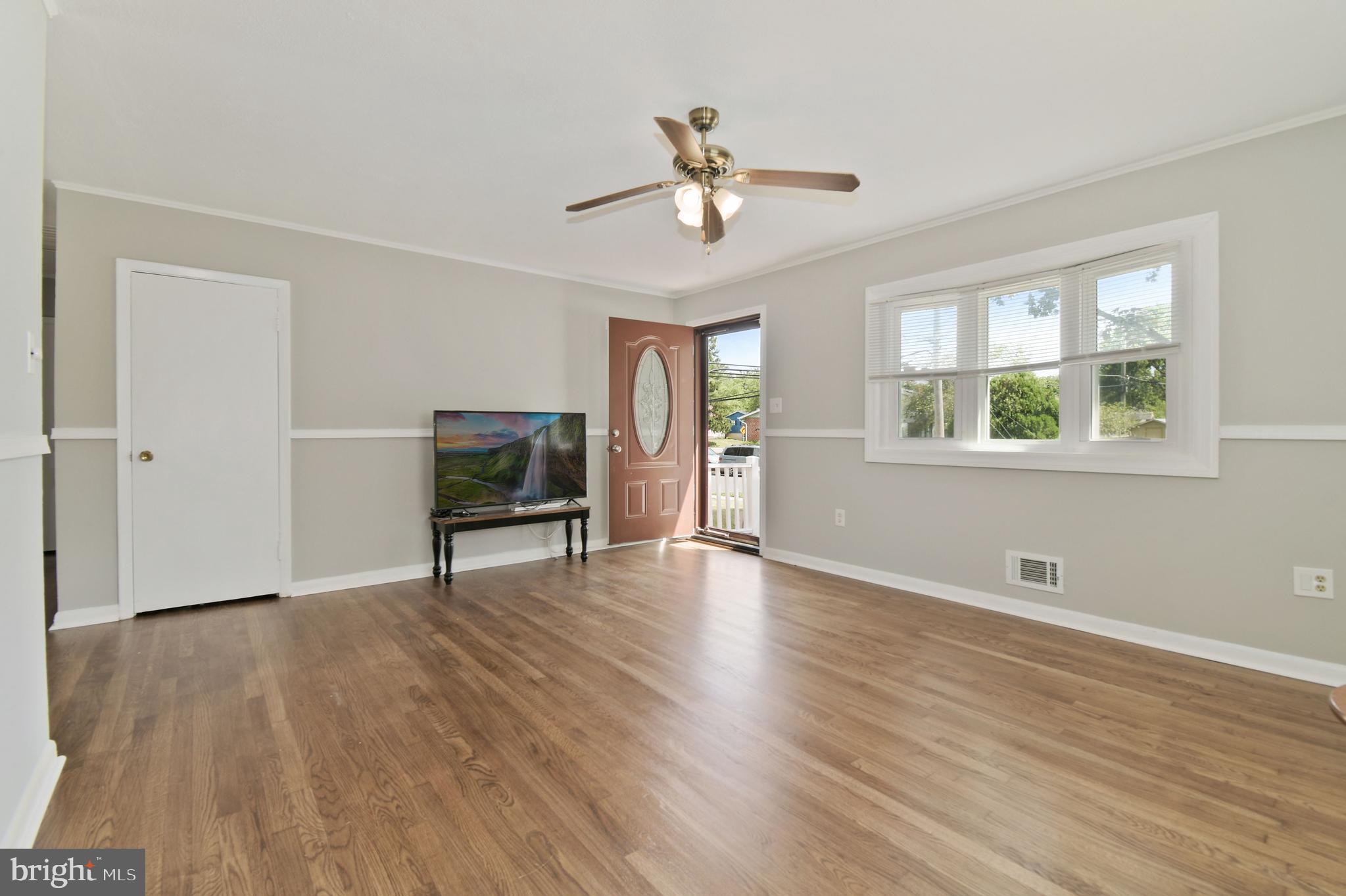 1338 Denbright Road Baltimore, MD 21228 - Photo 5 of 40 Living Room