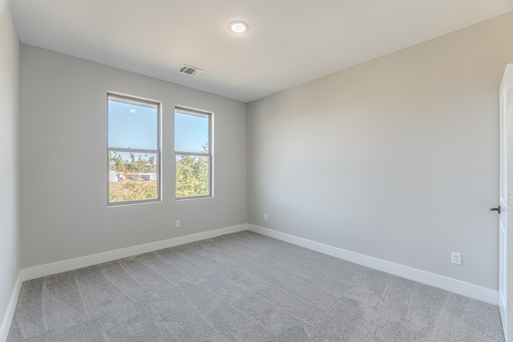 4910 Wunder Way Houston, TX 77069 - Photo 43 of 49 an empty room with windows