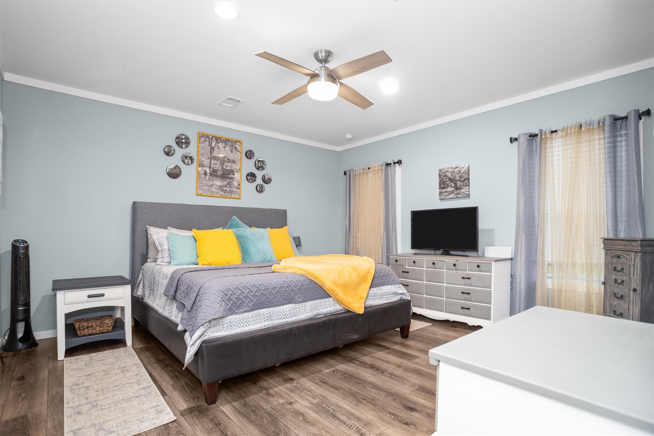 275 County Road 3215 Colmesneil, TX 75938 - Photo 19 of 34 a bedroom with a bed and a flat screen tv