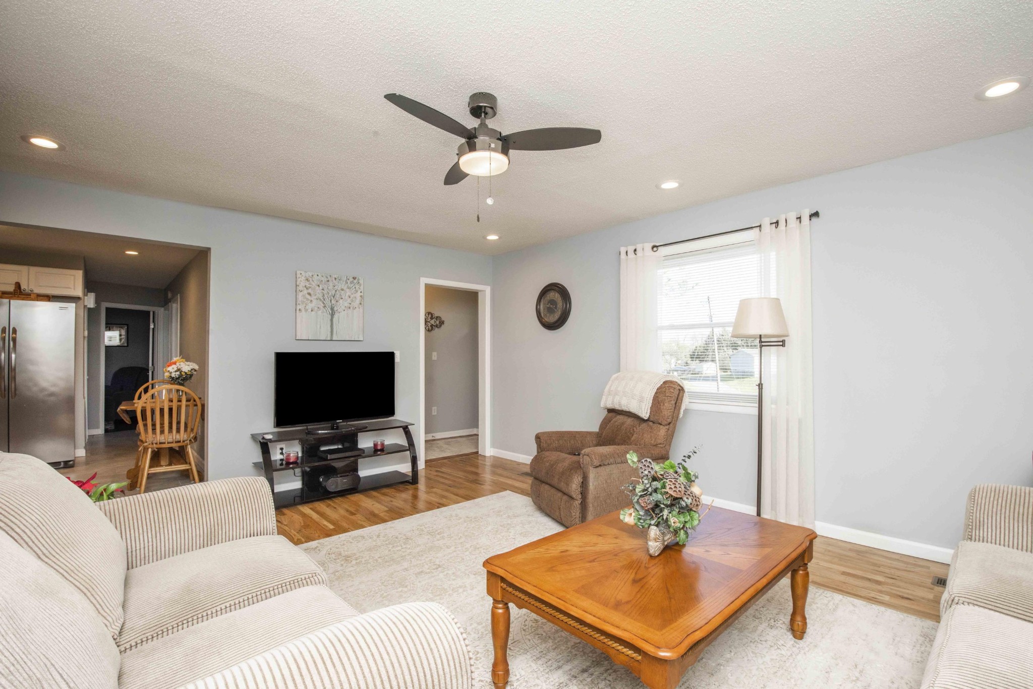 581 Stephens Road Greenback, TN 37742 - Photo 5 of 30 a living room with furniture and a flat screen tv