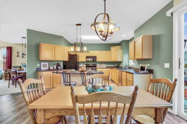 $489,000 | 77 Bridle Path Drive, Lindenhurst, IL 60046