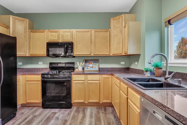 $489,000 | 77 Bridle Path Drive, Lindenhurst, IL 60046