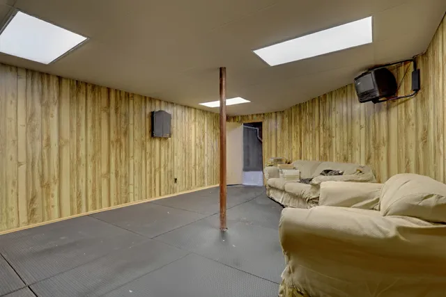 $489,000 | 77 Bridle Path Drive, Lindenhurst, IL 60046