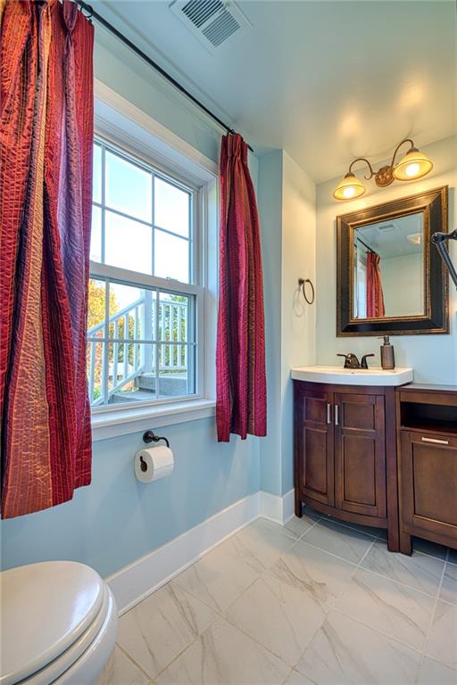 1608 Seegar Road Pittsburgh, PA 15241 - Photo 20 of 24 a bathroom with a tub sink and mirror