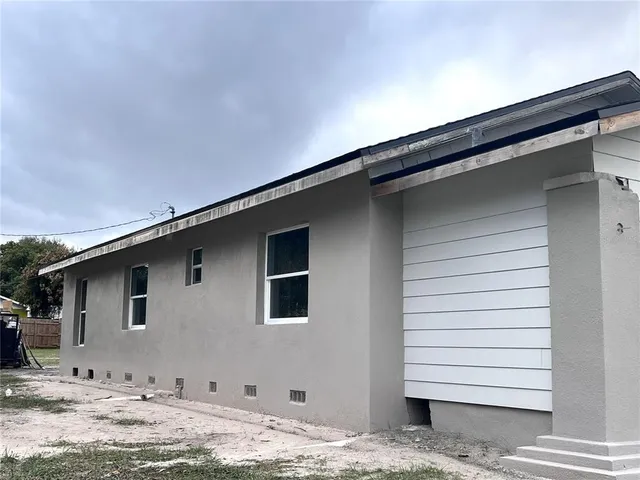 a view of a house with a backyard