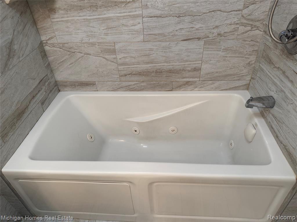 8089 North Holly Road Grand Blanc, MI 48439 - Photo 9 of 31