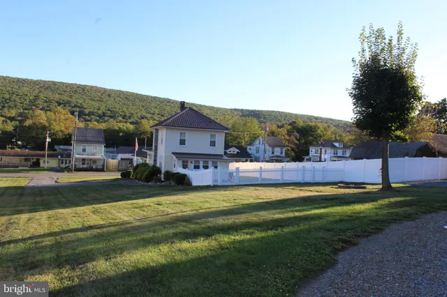 a view of a house with a big yard