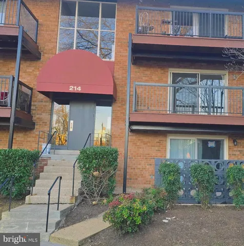 $2,100 | 214 Locust Street Southeast, Unit 121, Vienna, VA 22180