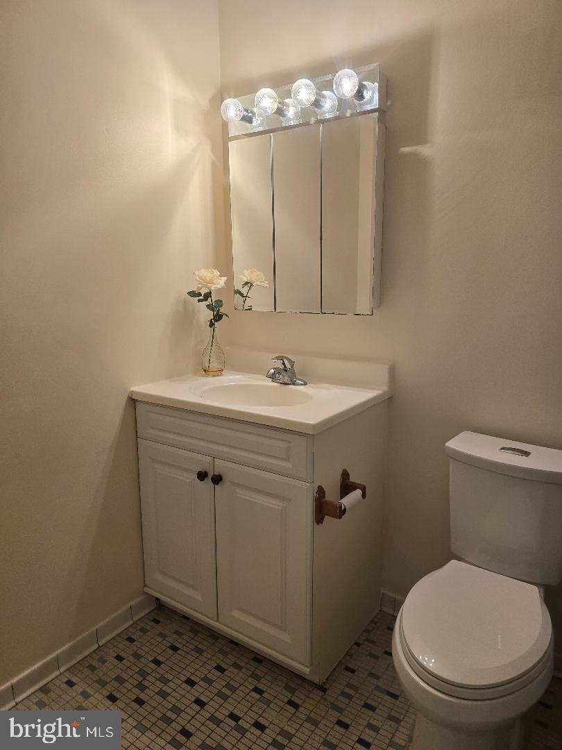 214 Locust Street Southeast, Unit 121 Vienna, VA 22180 - Photo 15 of 18 Bathroom