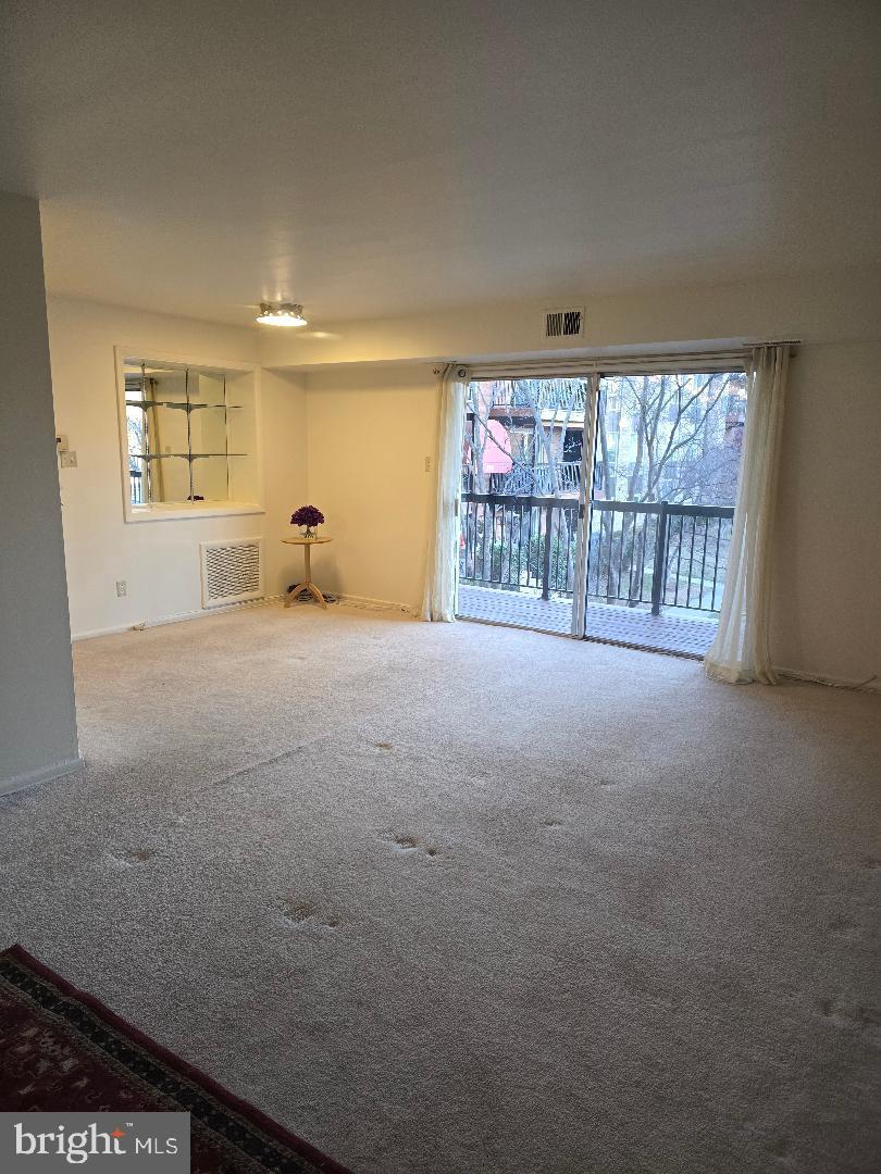 214 Locust Street Southeast, Unit 121 Vienna, VA 22180 - Photo 4 of 18 Great room is Bright and flows